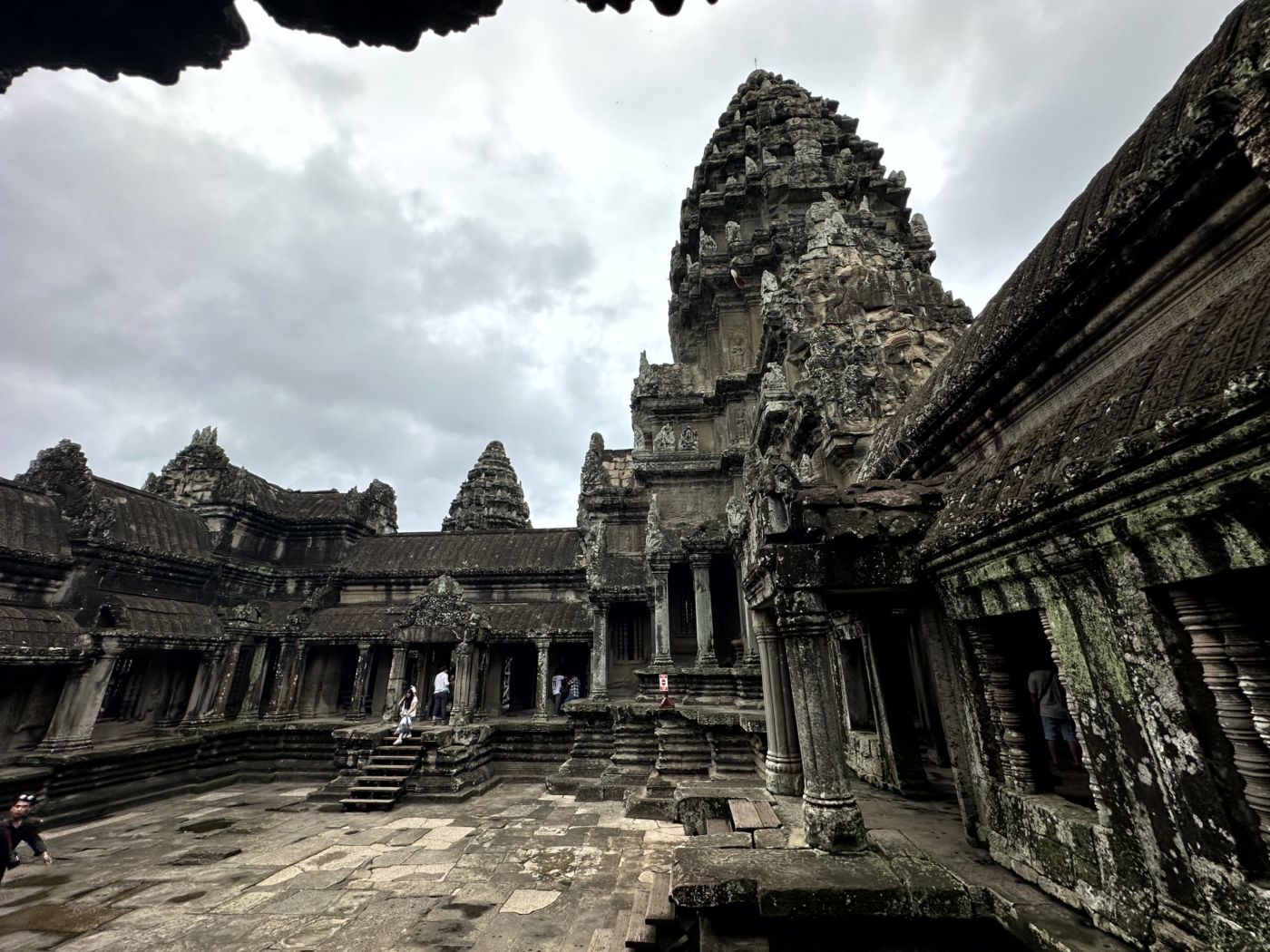 Tempelrundgang in Angkor – Reliefs, Türme und eindrucksvolle Gesichter