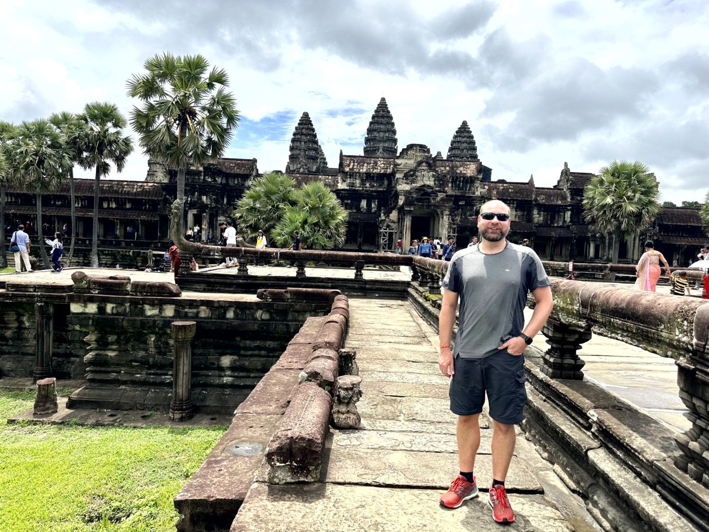 Tempelrundgang in Angkor – Reliefs, Türme und eindrucksvolle Gesichter