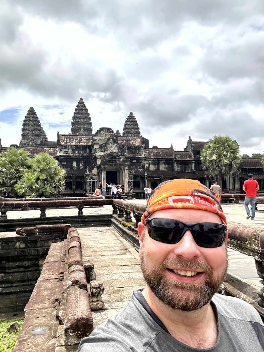 Tempelrundgang in Angkor – Reliefs, Türme und eindrucksvolle Gesichter
