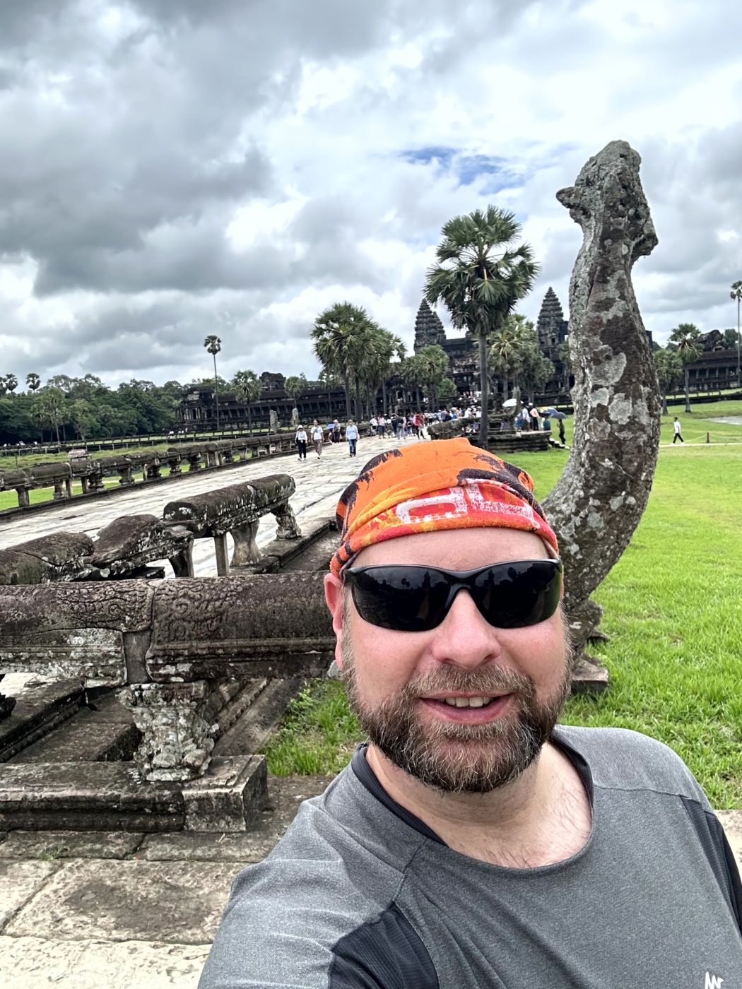 Tempelrundgang in Angkor – Reliefs, Türme und eindrucksvolle Gesichter