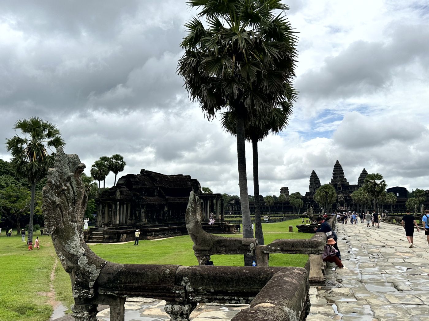 Tempelrundgang in Angkor – Reliefs, Türme und eindrucksvolle Gesichter