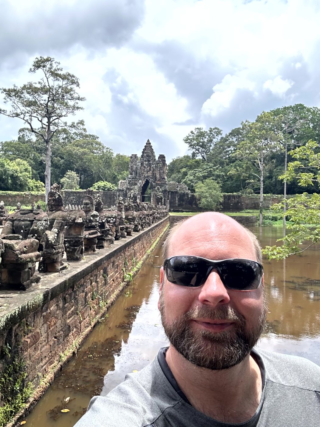 Tempelrundgang in Angkor – Reliefs, Türme und eindrucksvolle Gesichter