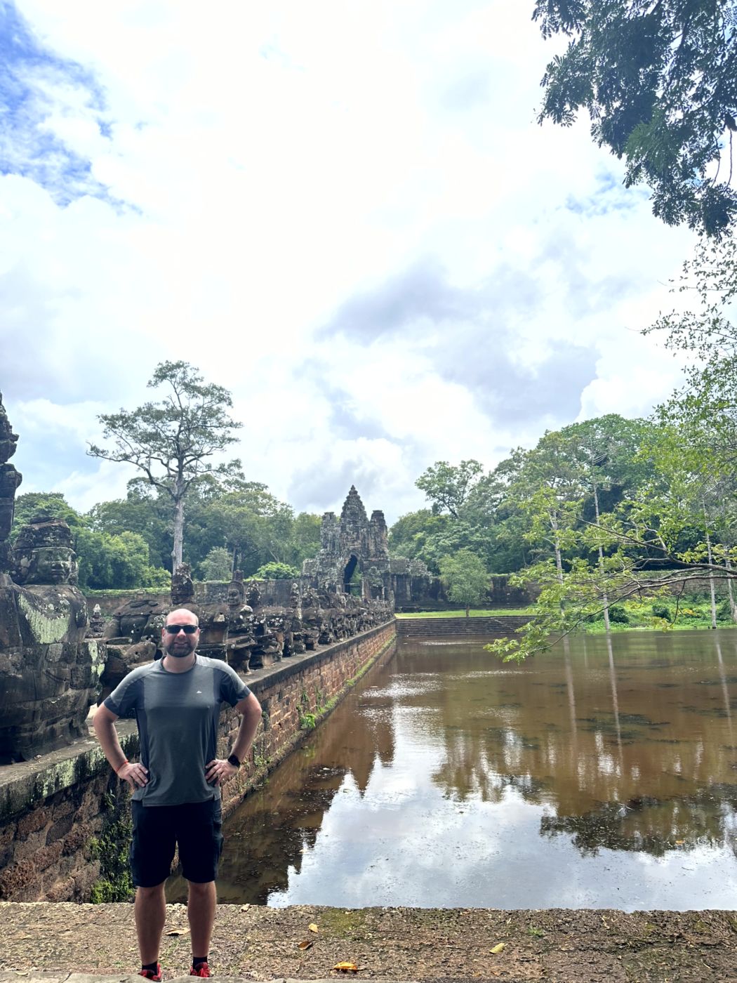 Tempelrundgang in Angkor – Reliefs, Türme und eindrucksvolle Gesichter