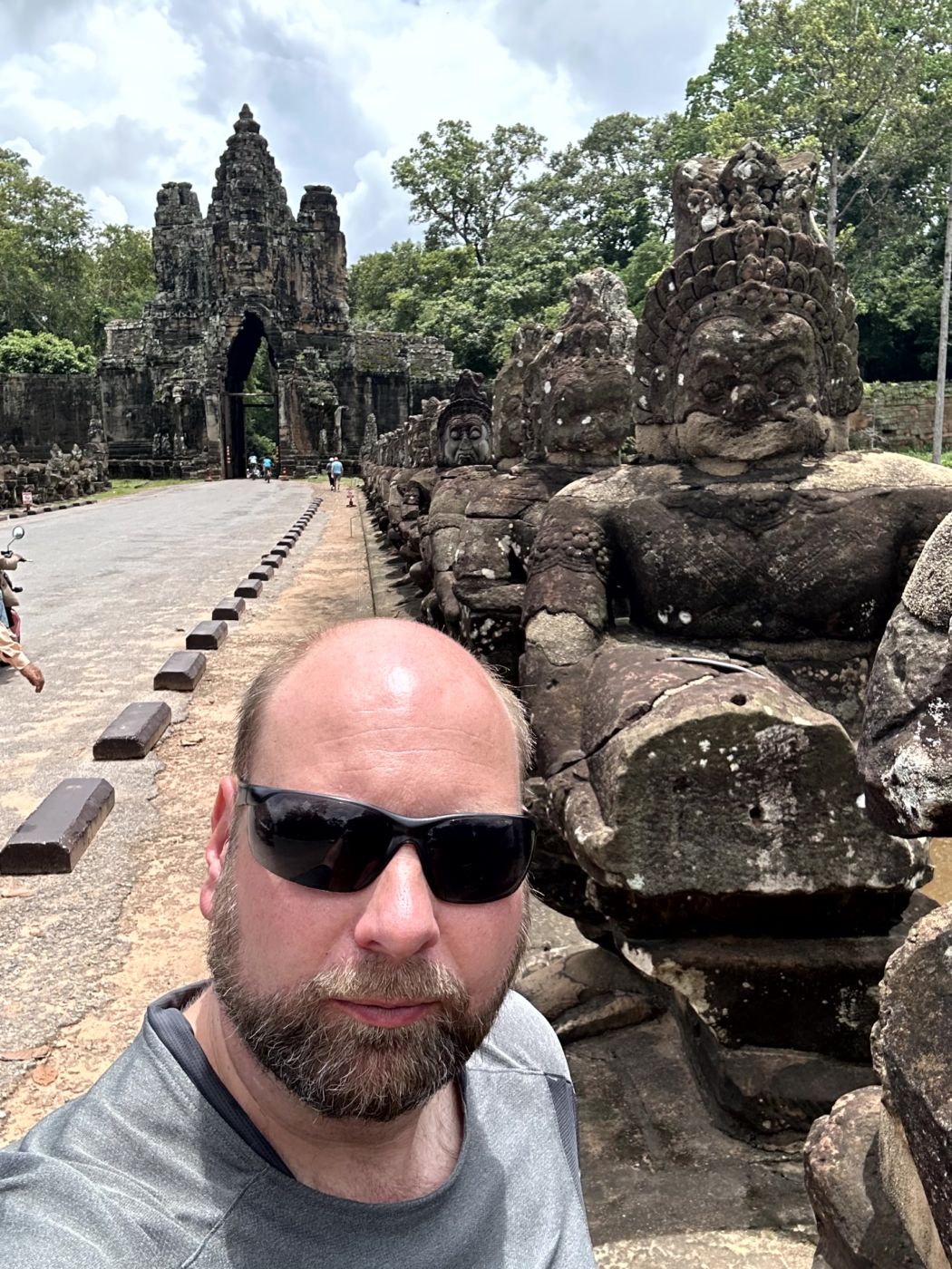Tempelrundgang in Angkor – Reliefs, Türme und eindrucksvolle Gesichter