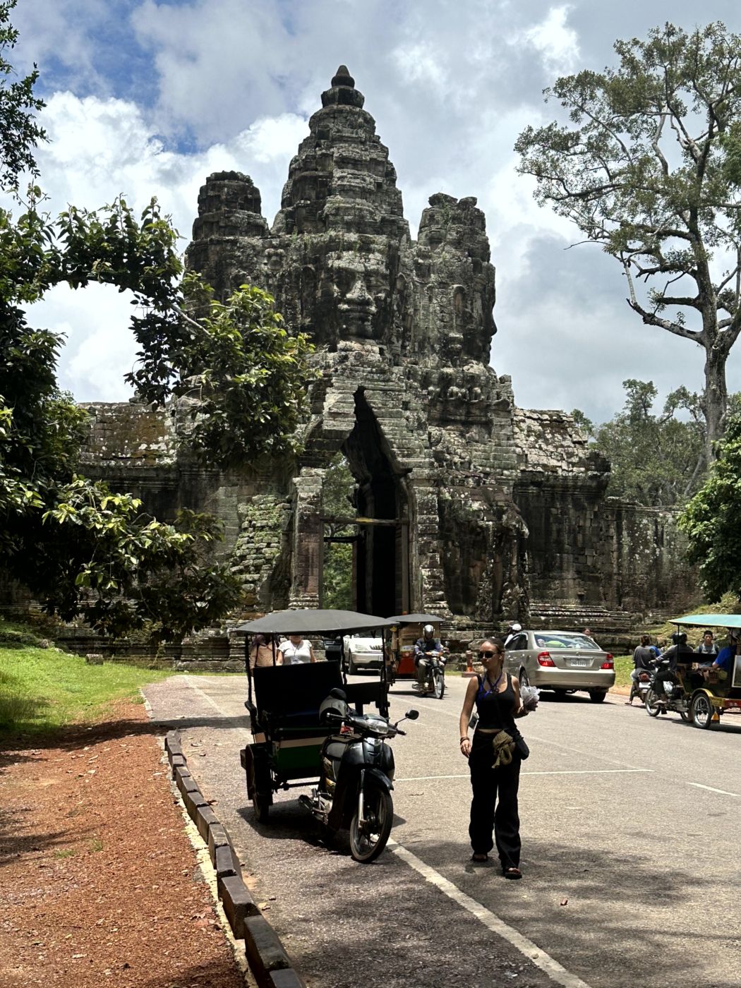 Tempelrundgang in Angkor – Reliefs, Türme und eindrucksvolle Gesichter