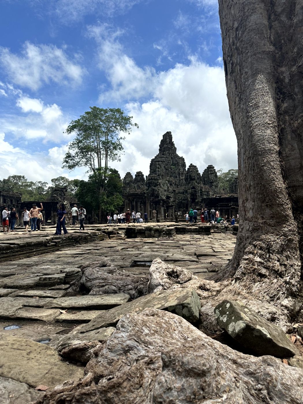 Tempelrundgang in Angkor – Reliefs, Türme und eindrucksvolle Gesichter