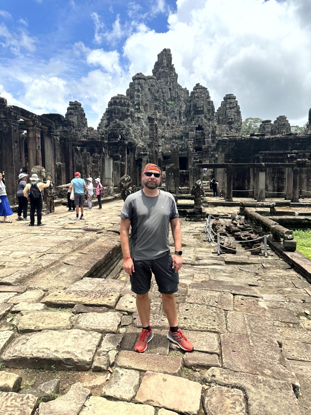 Tempelrundgang in Angkor – Reliefs, Türme und eindrucksvolle Gesichter