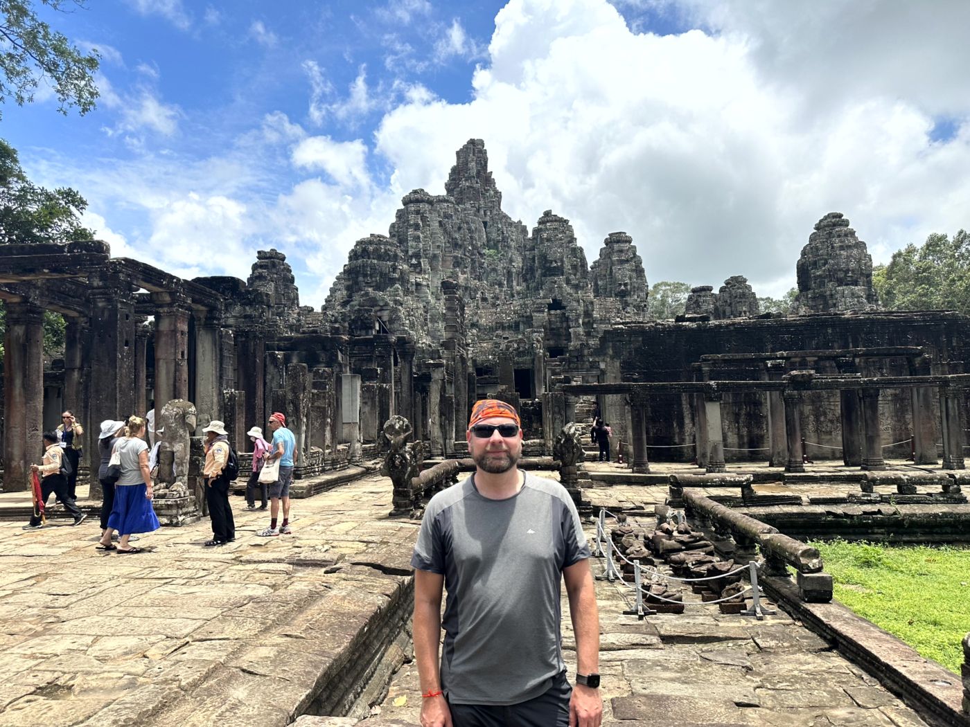 Tempelrundgang in Angkor – Reliefs, Türme und eindrucksvolle Gesichter
