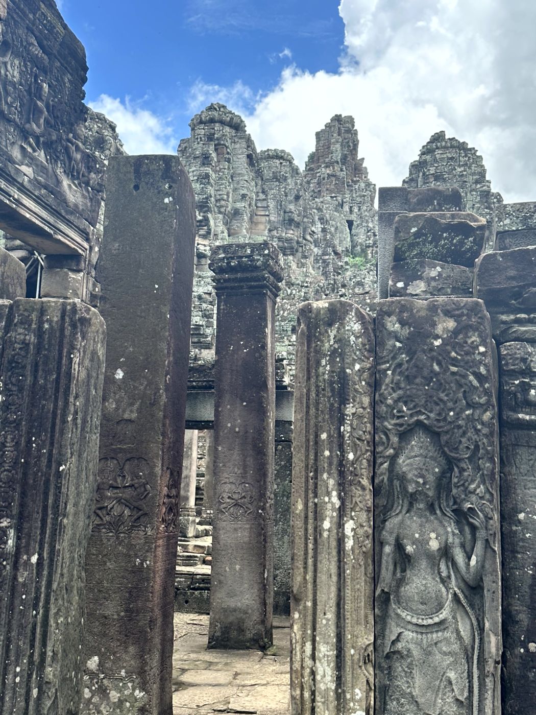 Tempelrundgang in Angkor – Reliefs, Türme und eindrucksvolle Gesichter