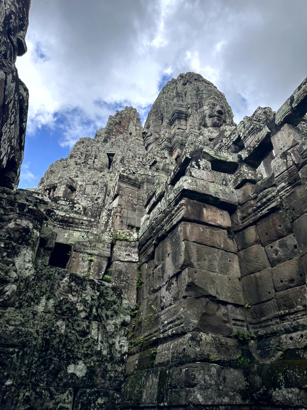 Tempelrundgang in Angkor – Reliefs, Türme und eindrucksvolle Gesichter