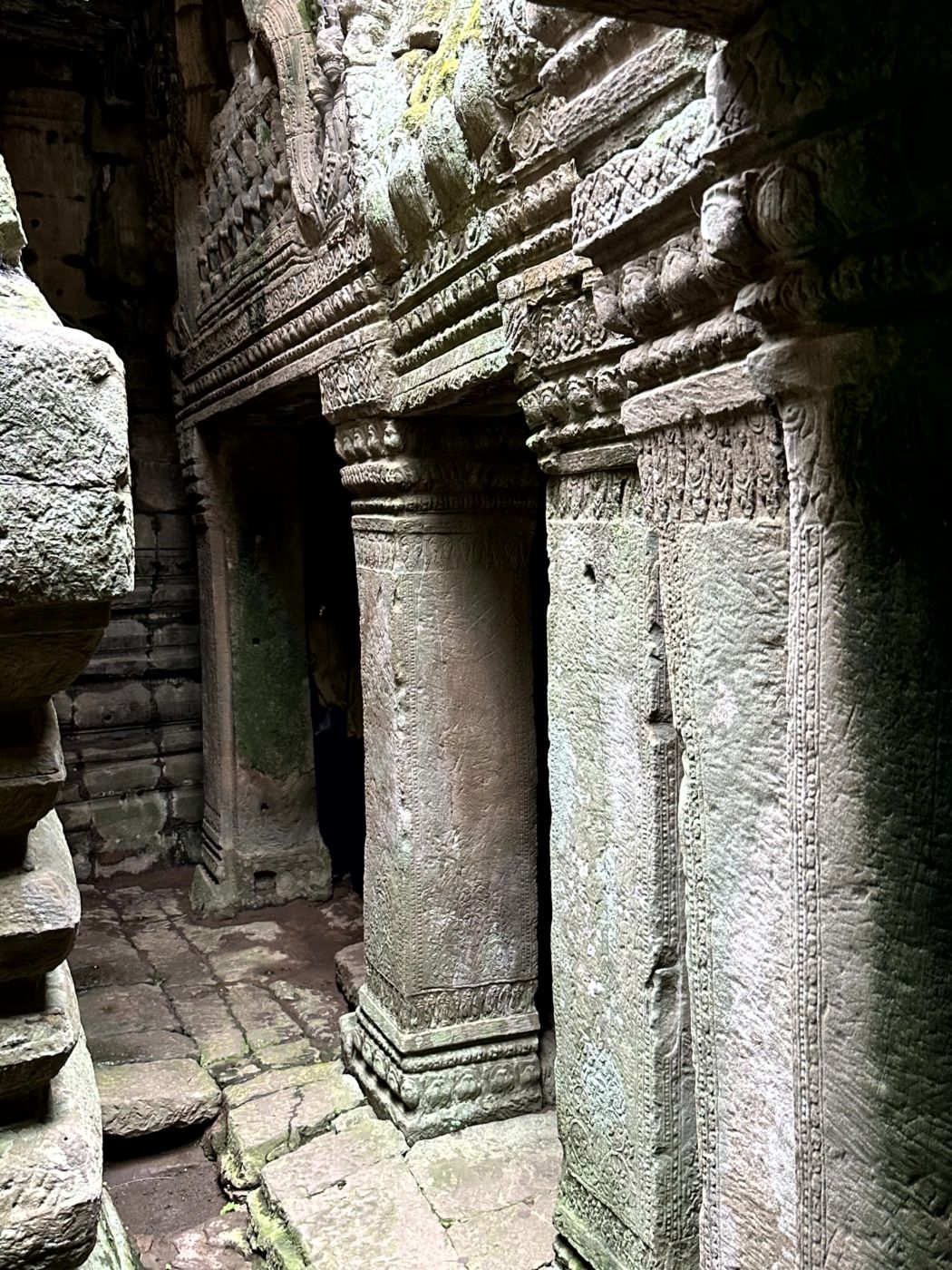 Tempelrundgang in Angkor – Reliefs, Türme und eindrucksvolle Gesichter