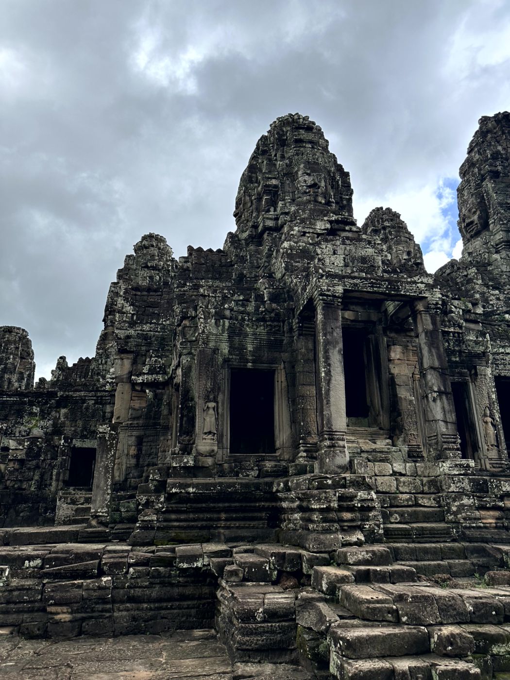 Tempelrundgang in Angkor – Reliefs, Türme und eindrucksvolle Gesichter