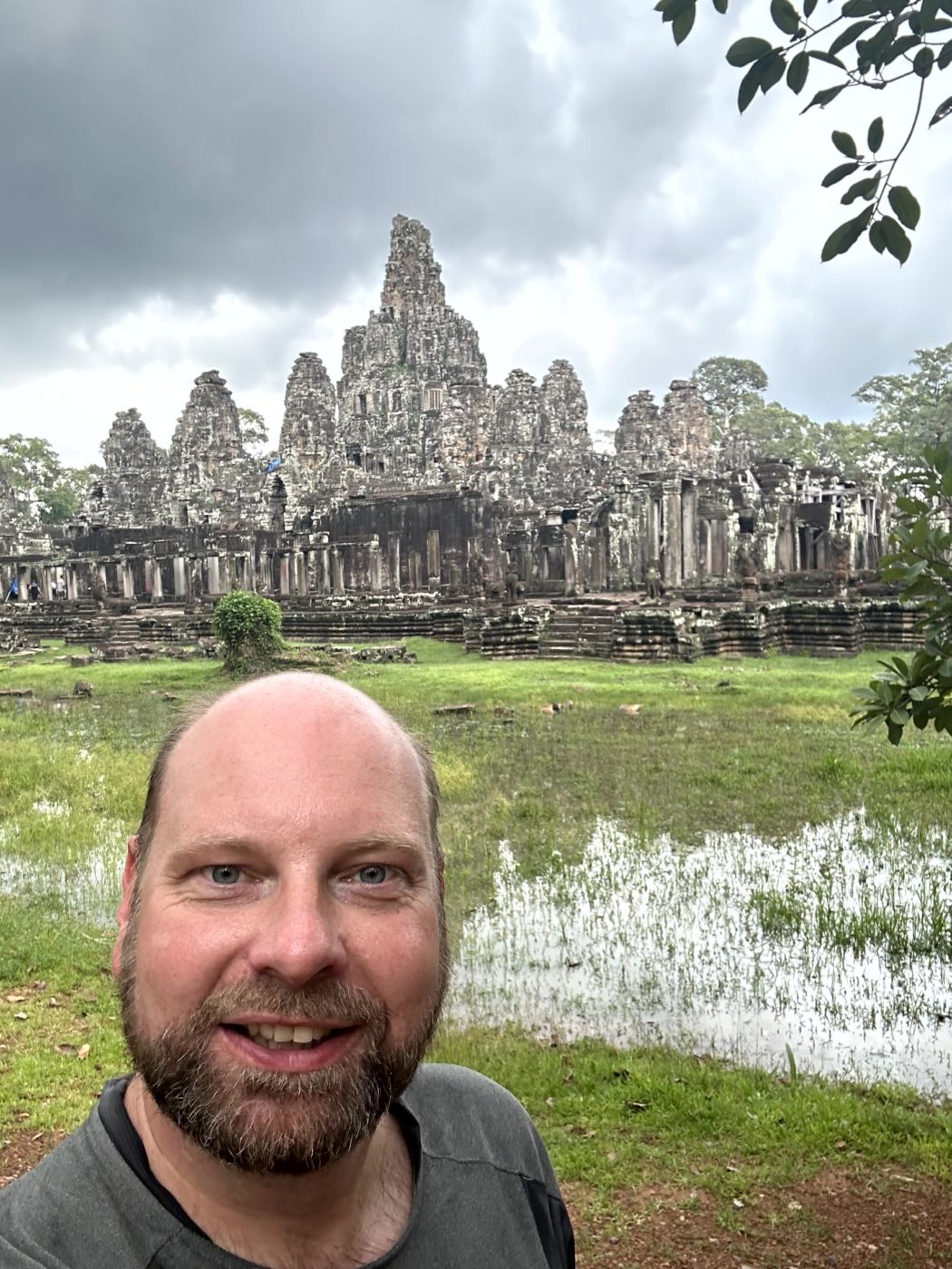 Tempelrundgang in Angkor – Reliefs, Türme und eindrucksvolle Gesichter