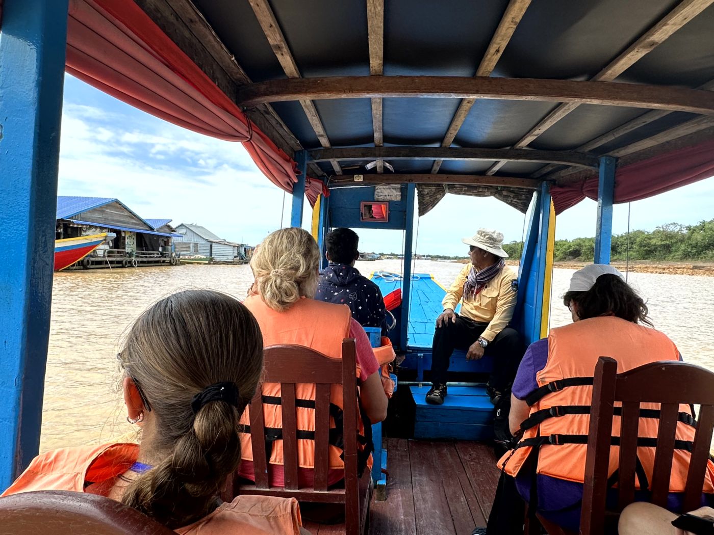 Mittag auf dem Wasser – Bootsfahrt zum Tonle-Sap-Umfeld