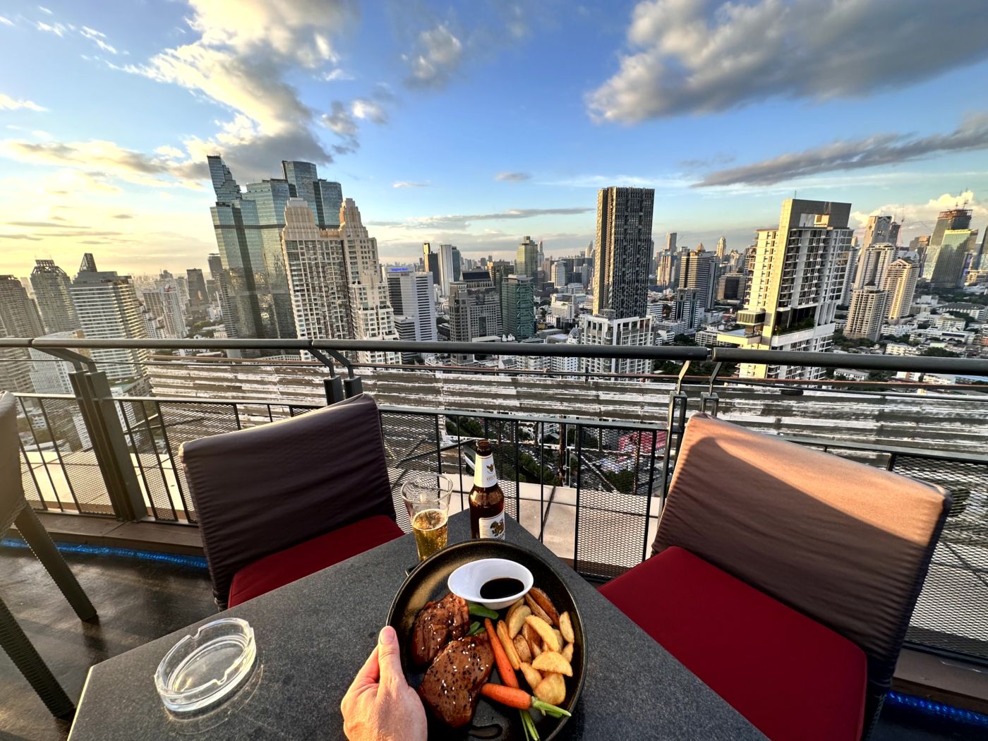 Bangkok von oben – Mahanakhon SkyWalk, Glasboden und Sunset-Views