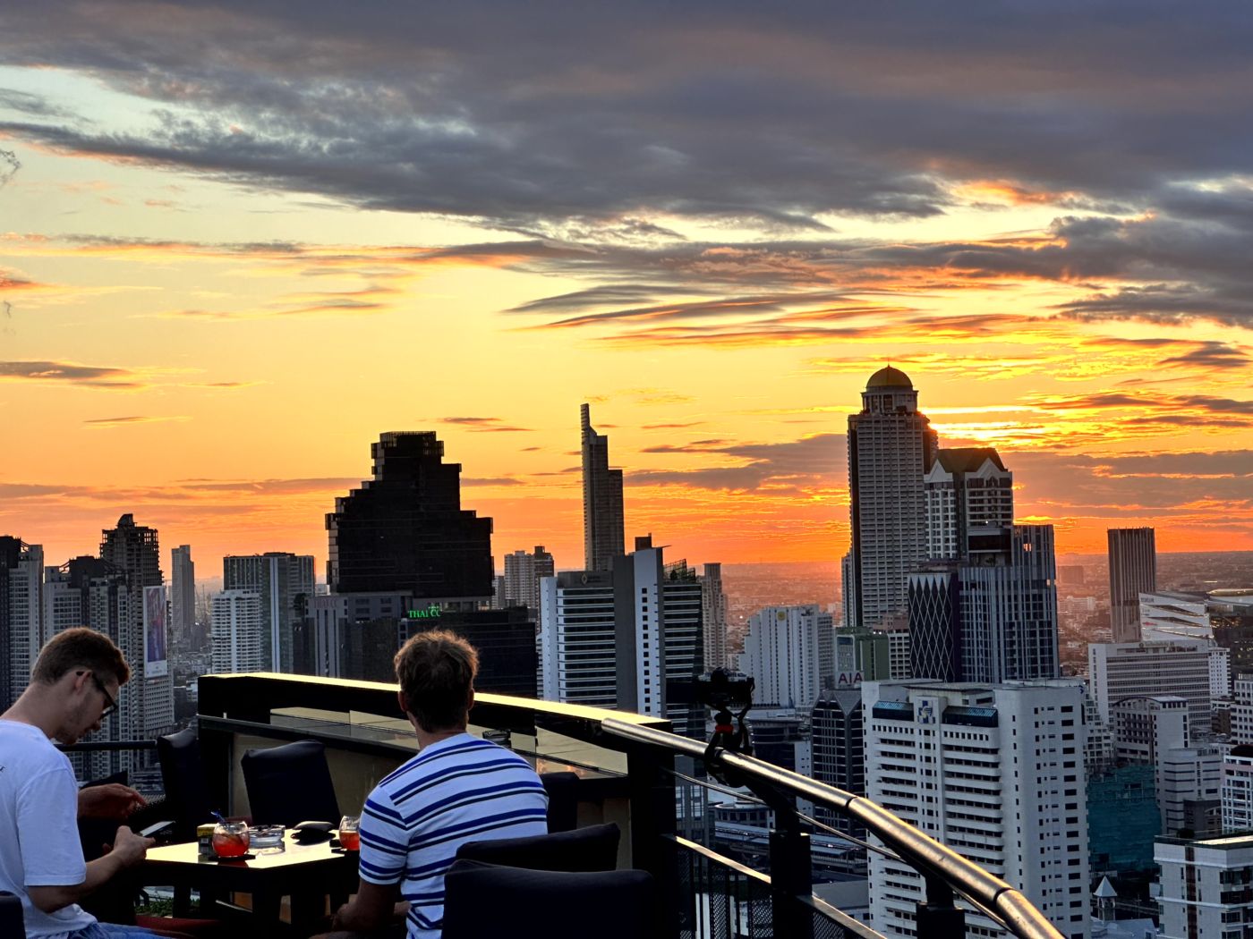 Bangkok von oben – Mahanakhon SkyWalk, Glasboden und Sunset-Views