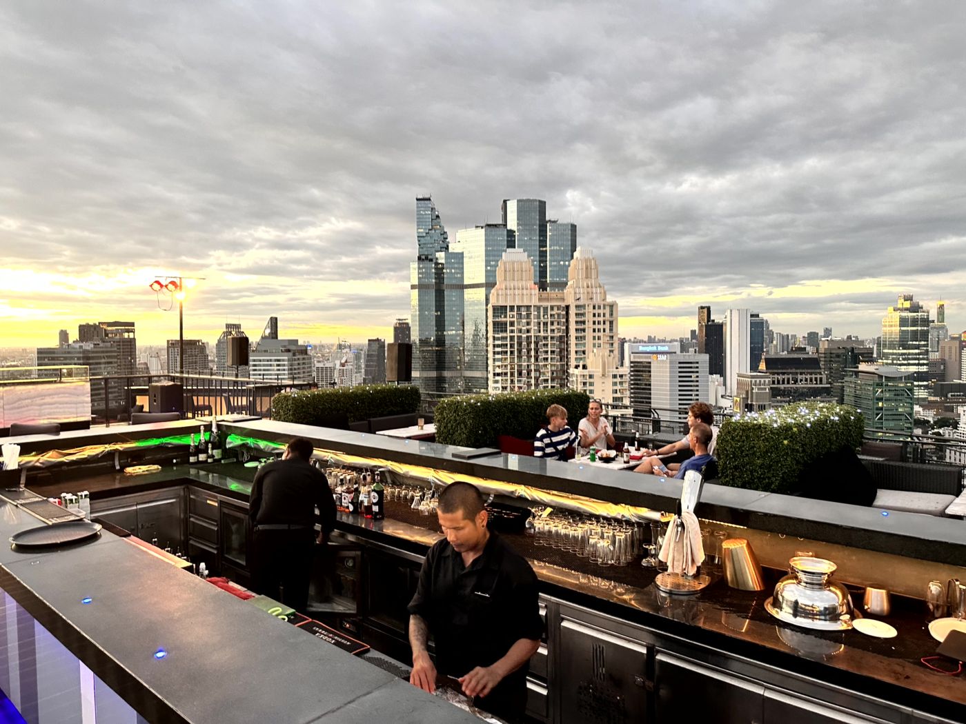 Bangkok von oben – Mahanakhon SkyWalk, Glasboden und Sunset-Views