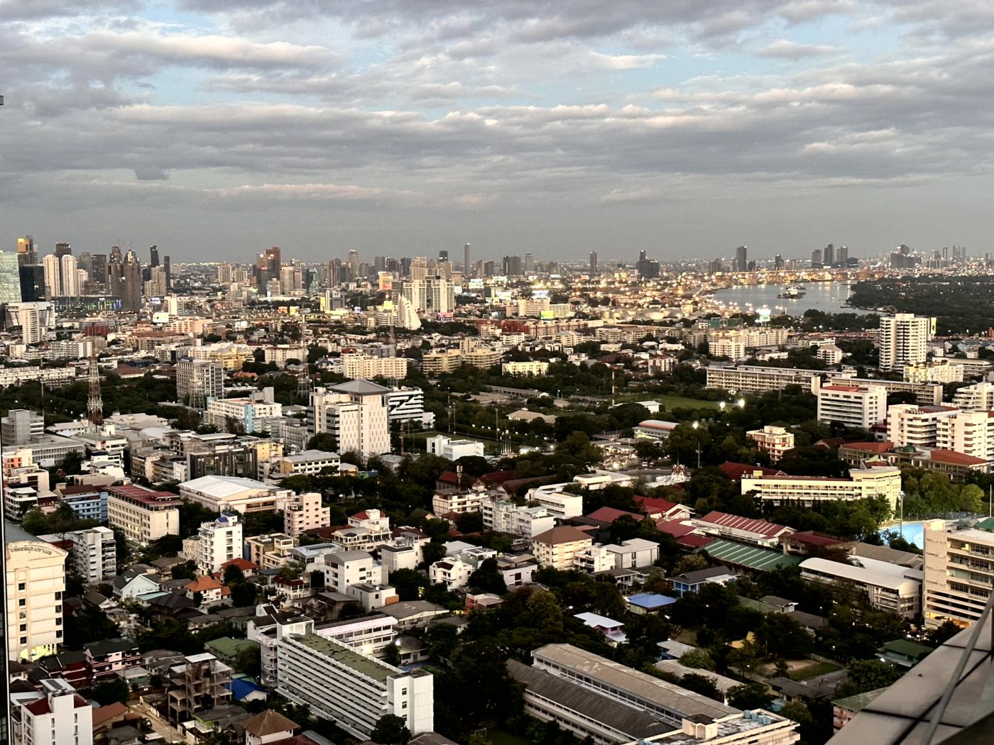 Bangkok von oben – Mahanakhon SkyWalk, Glasboden und Sunset-Views
