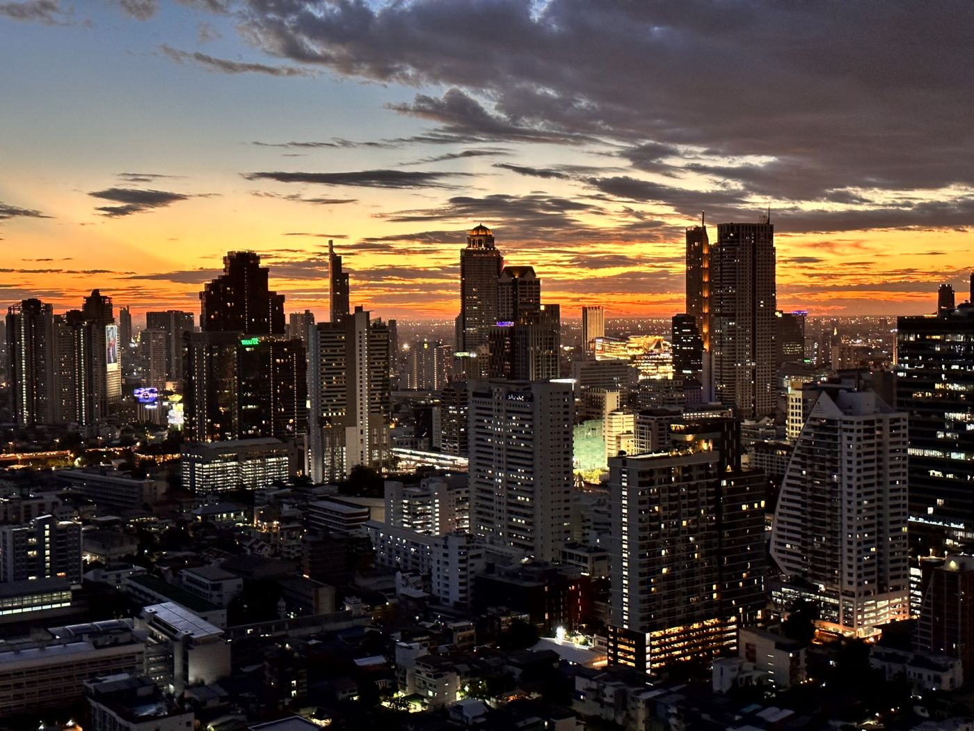 Bangkok bei Nacht – Wat Arun, Tempellichter und Chinatown-Streetfood