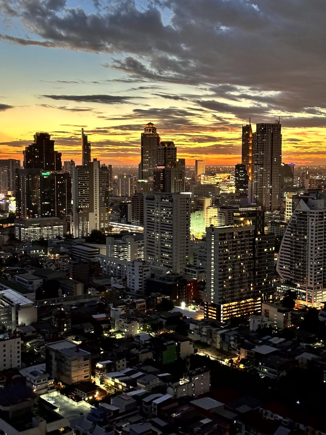 Bangkok bei Nacht – Wat Arun, Tempellichter und Chinatown-Streetfood