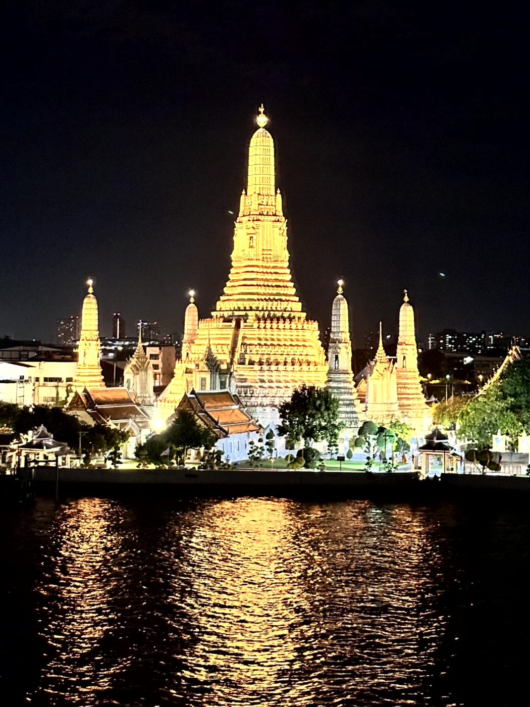 Bangkok bei Nacht – Wat Arun, Tempellichter und Chinatown-Streetfood