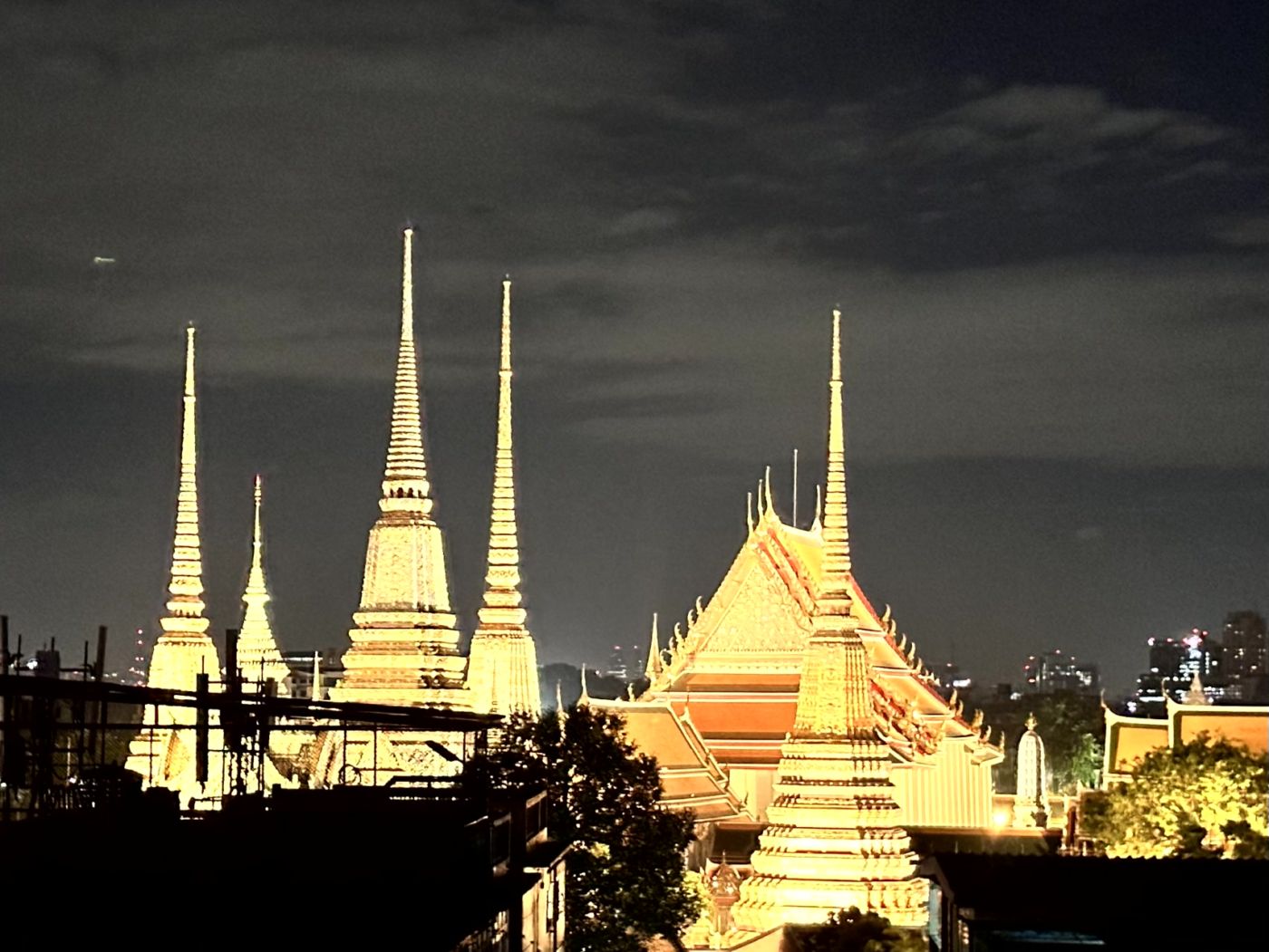 Bangkok bei Nacht – Wat Arun, Tempellichter und Chinatown-Streetfood