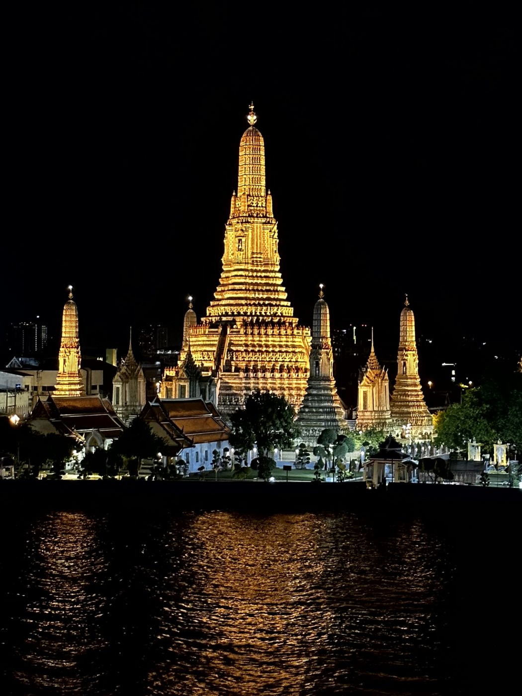 Bangkok bei Nacht – Wat Arun, Tempellichter und Chinatown-Streetfood
