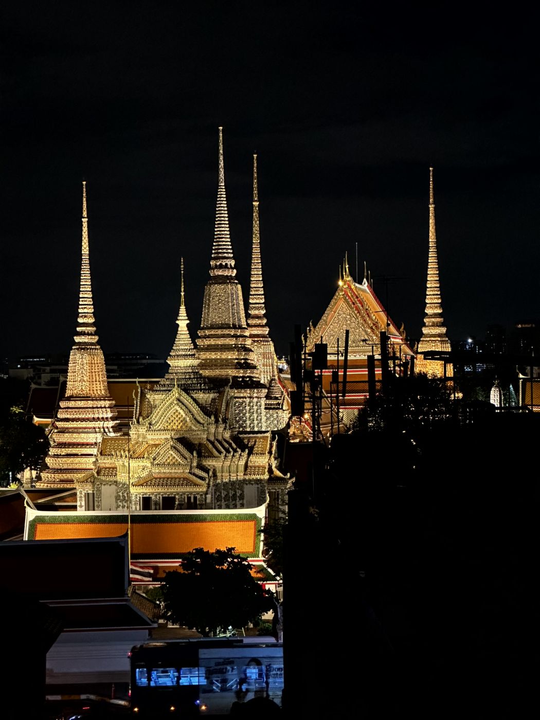 Bangkok bei Nacht – Wat Arun, Tempellichter und Chinatown-Streetfood