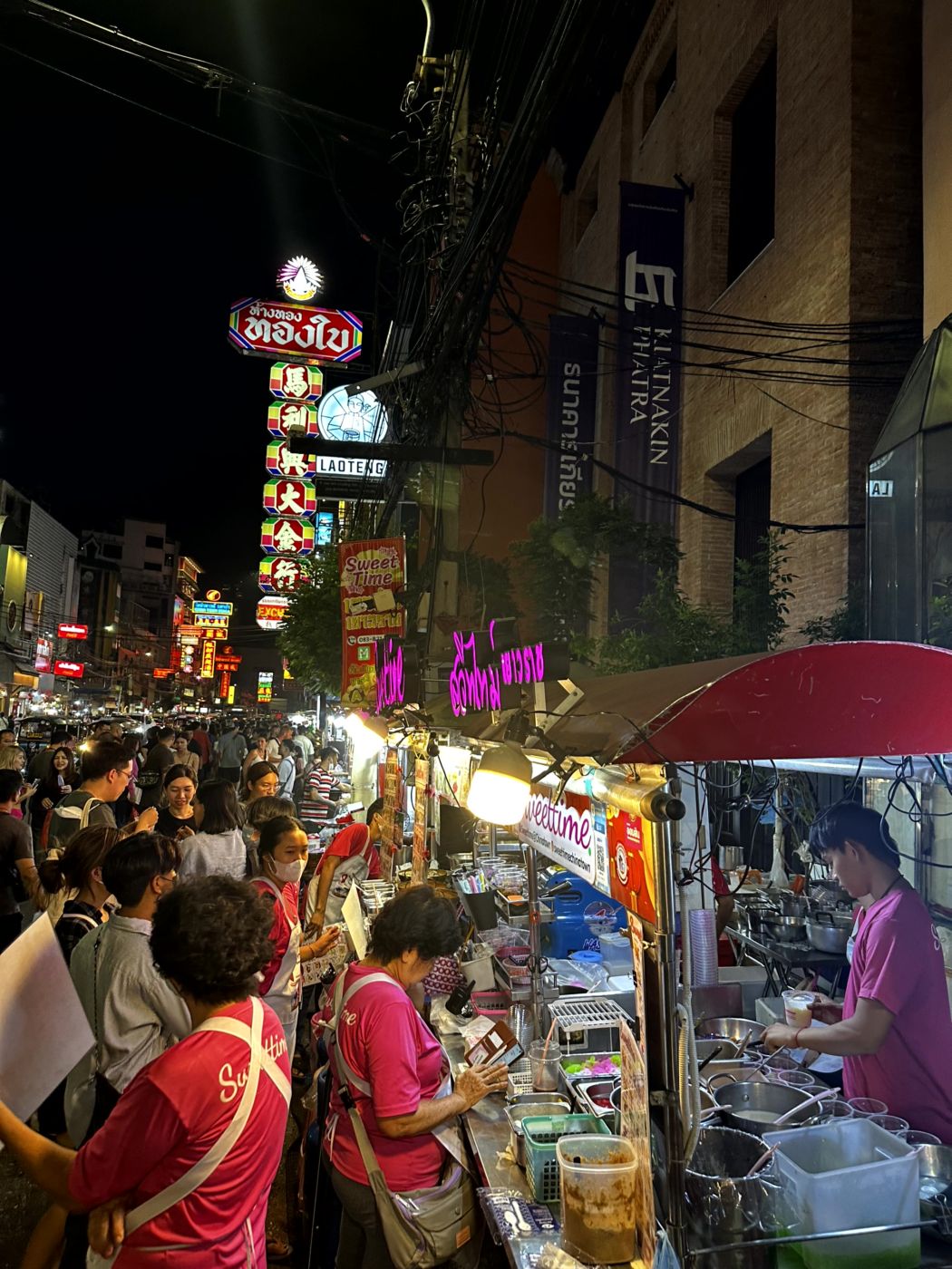 Bangkok bei Nacht – Wat Arun, Tempellichter und Chinatown-Streetfood