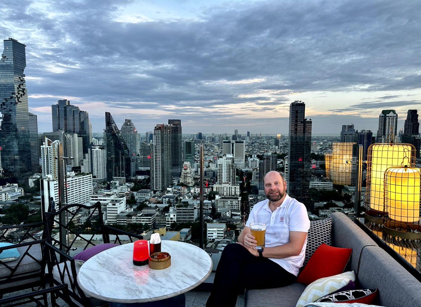 Offizielles Reiseende in Bangkok – Skyline, Rooftop-Bars und Red-Sky-Nacht