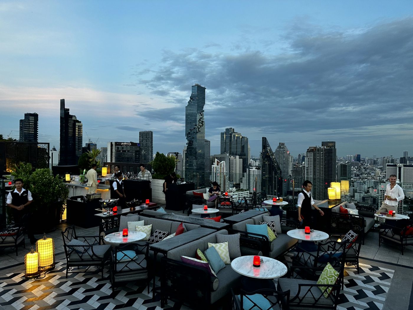Offizielles Reiseende in Bangkok – Skyline, Rooftop-Bars und Red-Sky-Nacht