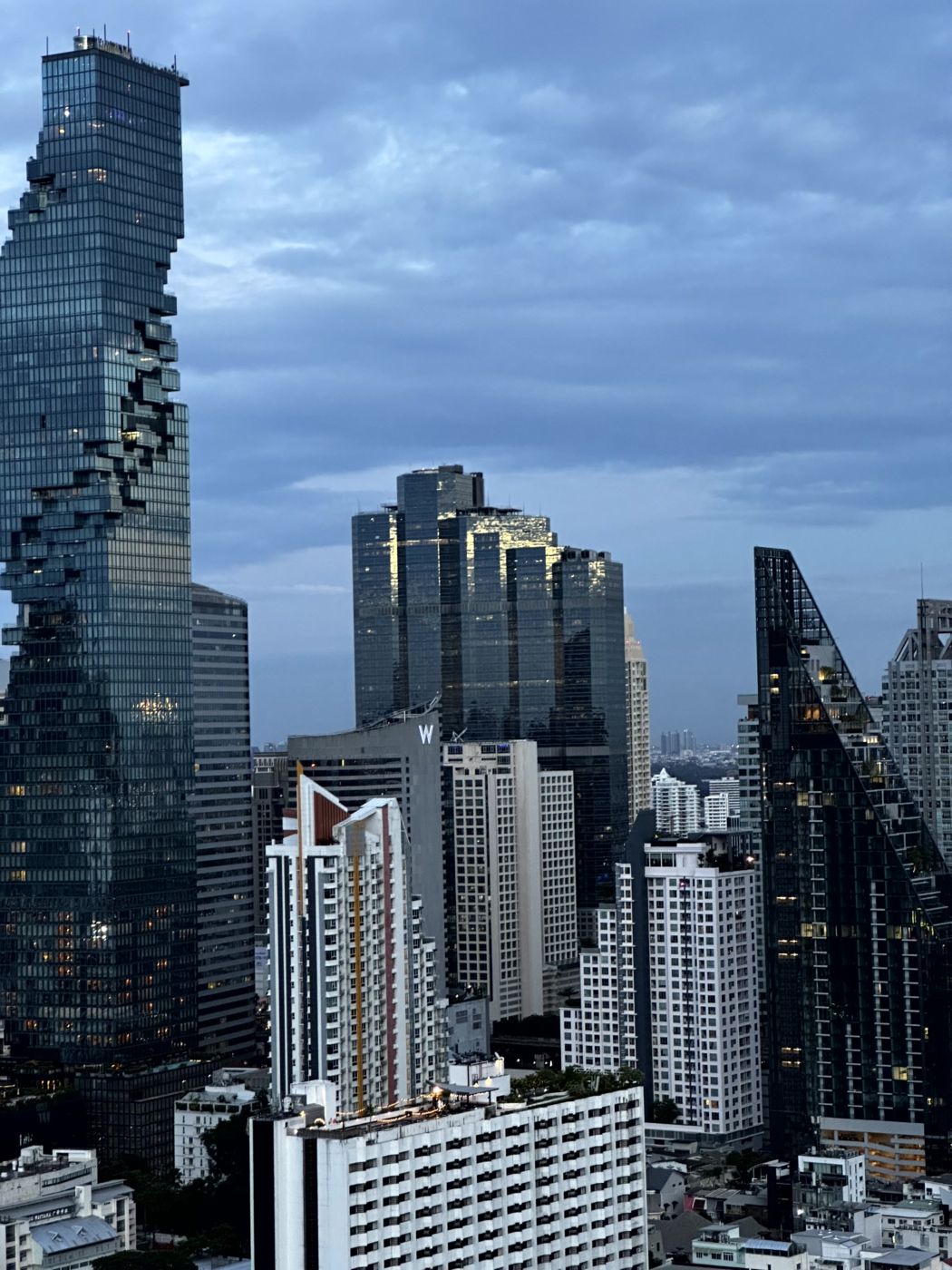 Offizielles Reiseende in Bangkok – Skyline, Rooftop-Bars und Red-Sky-Nacht