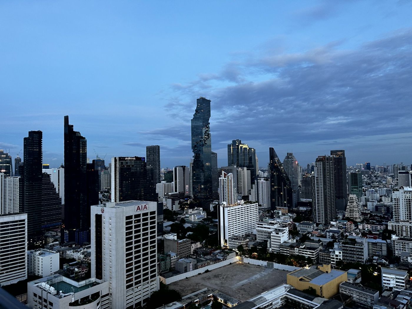 Offizielles Reiseende in Bangkok – Skyline, Rooftop-Bars und Red-Sky-Nacht