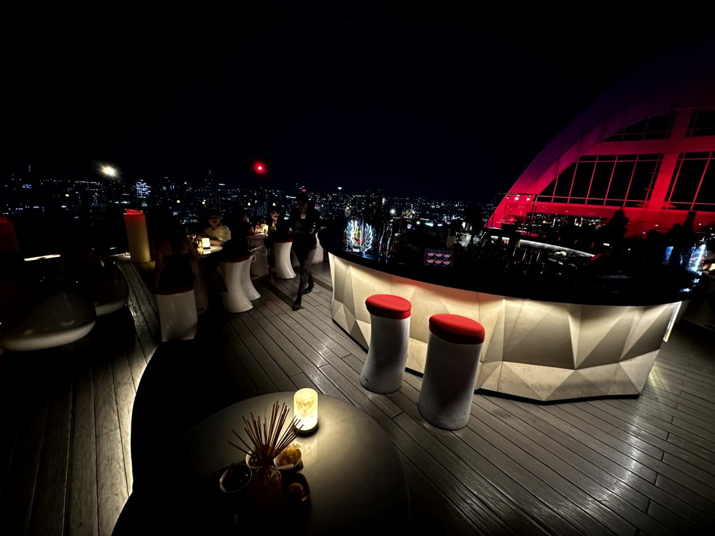Offizielles Reiseende in Bangkok – Skyline, Rooftop-Bars und Red-Sky-Nacht