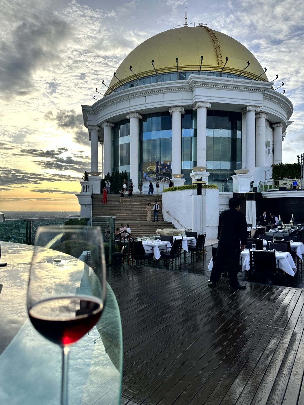 Sunset über Bangkok – Lebua Sky Bar, Kuppelterrasse und spätes Nachtleben