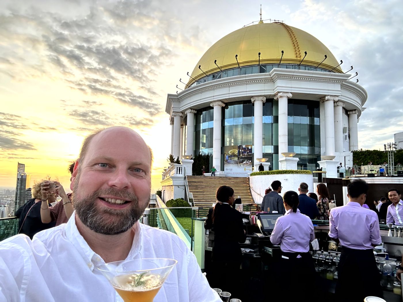 Sunset über Bangkok – Lebua Sky Bar, Kuppelterrasse und spätes Nachtleben