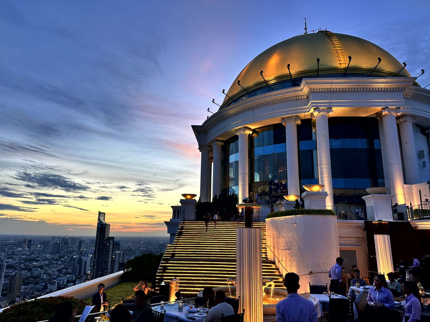 Sunset über Bangkok – Lebua Sky Bar, Kuppelterrasse und spätes Nachtleben