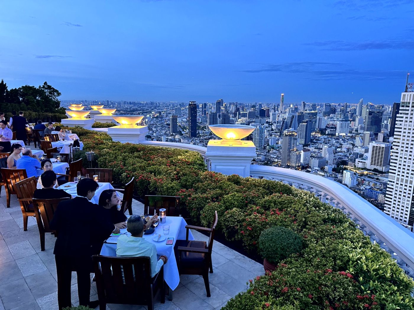 Sunset über Bangkok – Lebua Sky Bar, Kuppelterrasse und spätes Nachtleben