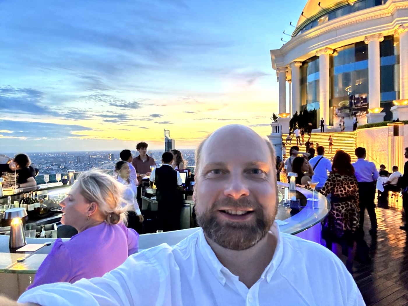 Sunset über Bangkok – Lebua Sky Bar, Kuppelterrasse und spätes Nachtleben