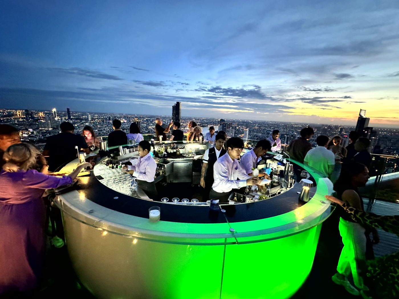 Sunset über Bangkok – Lebua Sky Bar, Kuppelterrasse und spätes Nachtleben
