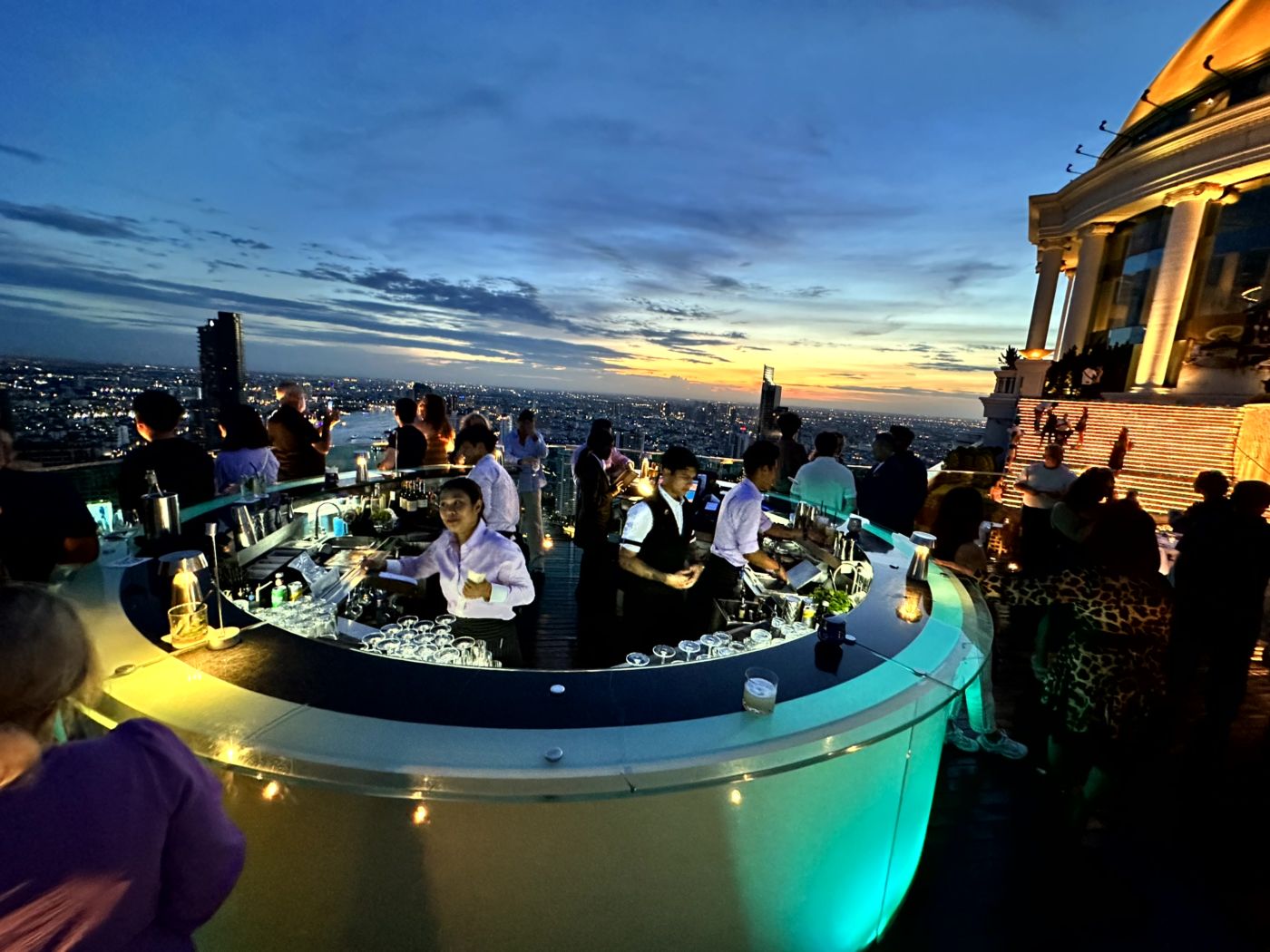 Sunset über Bangkok – Lebua Sky Bar, Kuppelterrasse und spätes Nachtleben