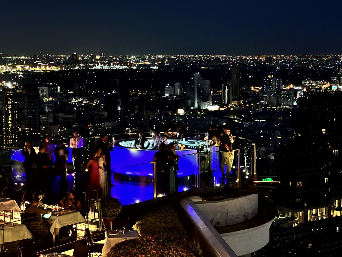 Sunset über Bangkok – Lebua Sky Bar, Kuppelterrasse und spätes Nachtleben