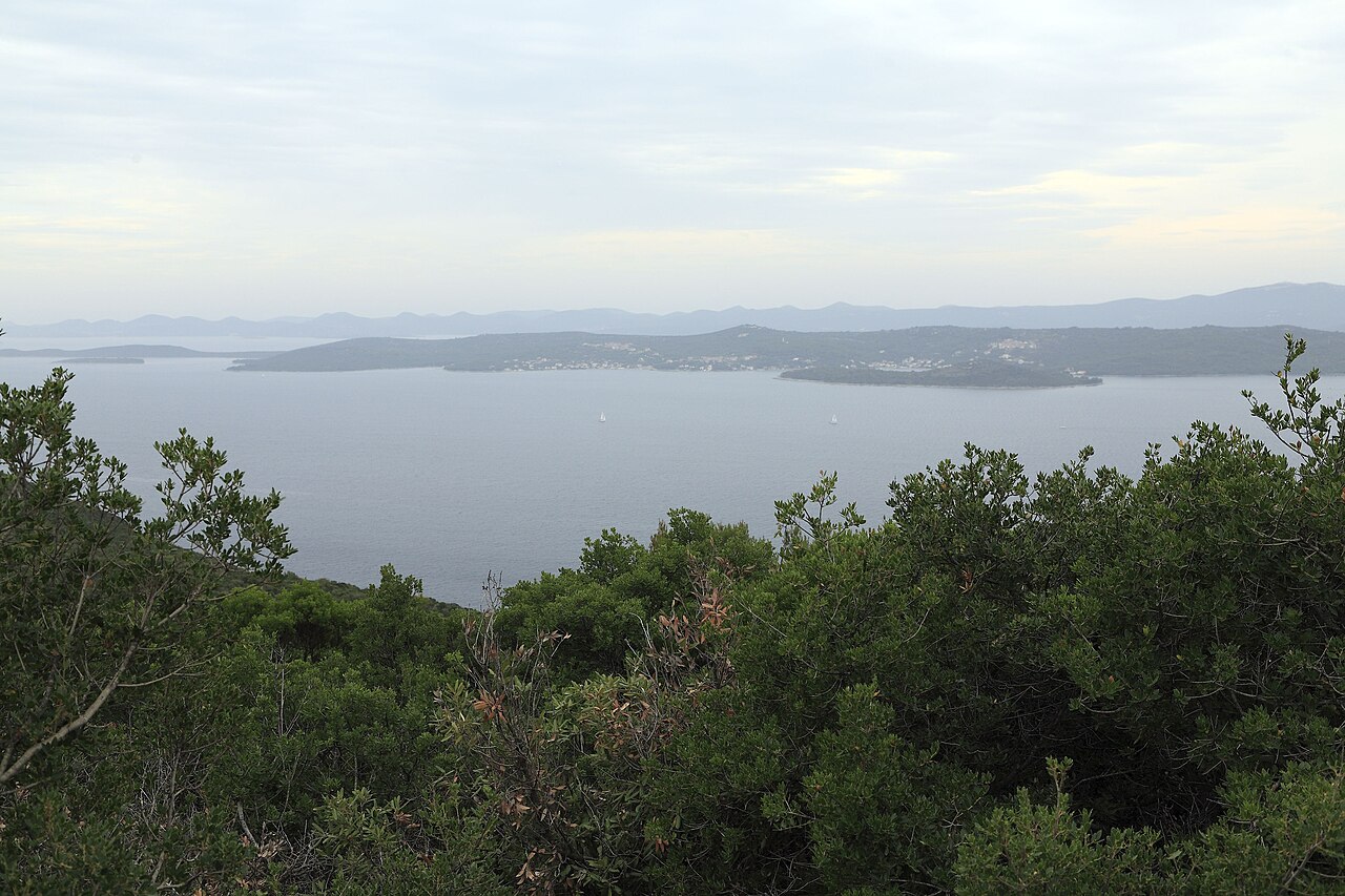 Blick vom Sveti Mihovil auf die Inselwelt