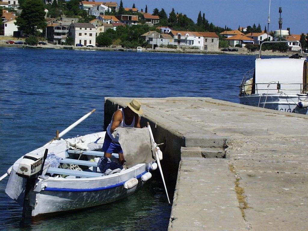 Stimmungsbild: Preko · Blick auf den Ort am Wasser